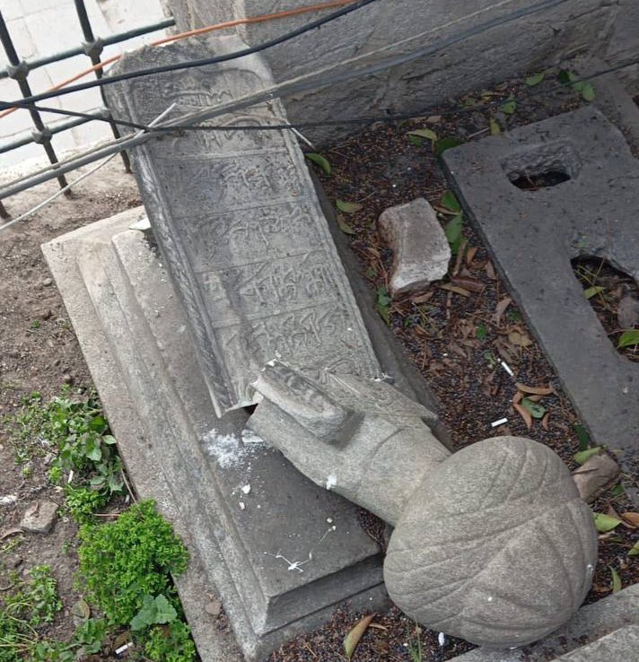 Şehzadebaşı Camii avlusunda mezar taşını kırıp üstünde tepindikleri kabir peygamber efendimizin torunu Beyazıt Cami imamı Seyyid Mehmed Efendi’ye aitmiş. 

Peygamber efendimizin torununa yaptığınız saldırının hesabını vereceksiniz. Aklınız varsa karşımıza çıkmayın.