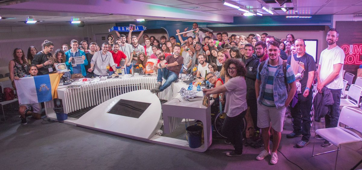 vidamoderna's tweet image. Hoy se cumplen 10 AÑOS de la emisión del primer programa de La Vida Moderna. Fue un viaje increíble. Gracias por todo lo que nos disteis y vivimos juntos 🫂

GORA MODERDONIA ✊🏻🩷