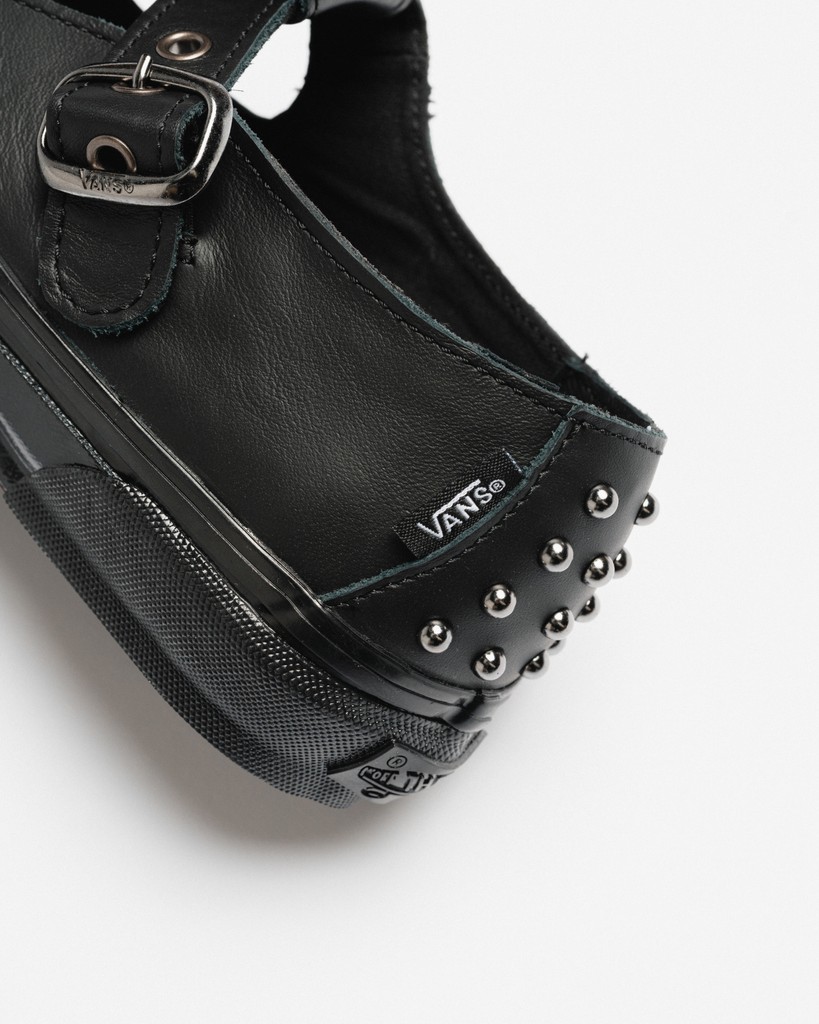 AFEWSTORE's tweet image. SHOP LINK ➡️ l8r.it/KchA

The LX Mary Jane 93 Pearlized and Mary Jane Starz reimagine the iconic silhouette with shimmering details and a touch of nostalgia. Skate style meets unexpected elegance,.

#Vans #MaryJane #OffTheWall #afewstore