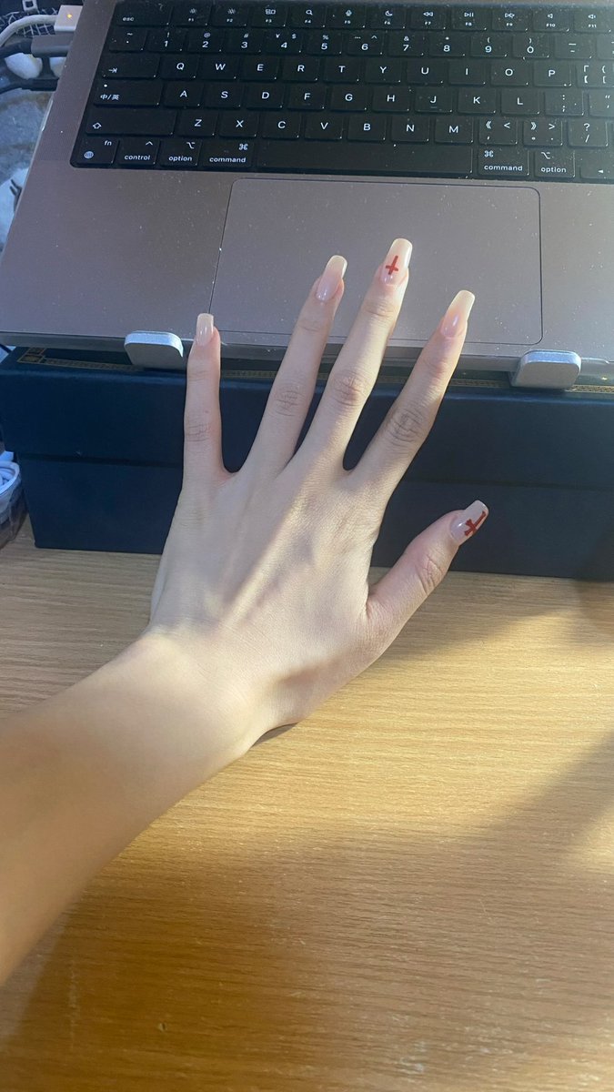 summersama6's tweet photo. 和朋友说：我要去带贞操锁了
朋友：？？
我：反正也没对象，我去做个延长甲（因为焦虑的时候会咬指甲，想养一下指甲）
忽略一下我落灰的电脑，因为已经三个月没有写代码了
#第四爱 #四爱女攻 #iiii https://t.co/iaOm5TWTuf