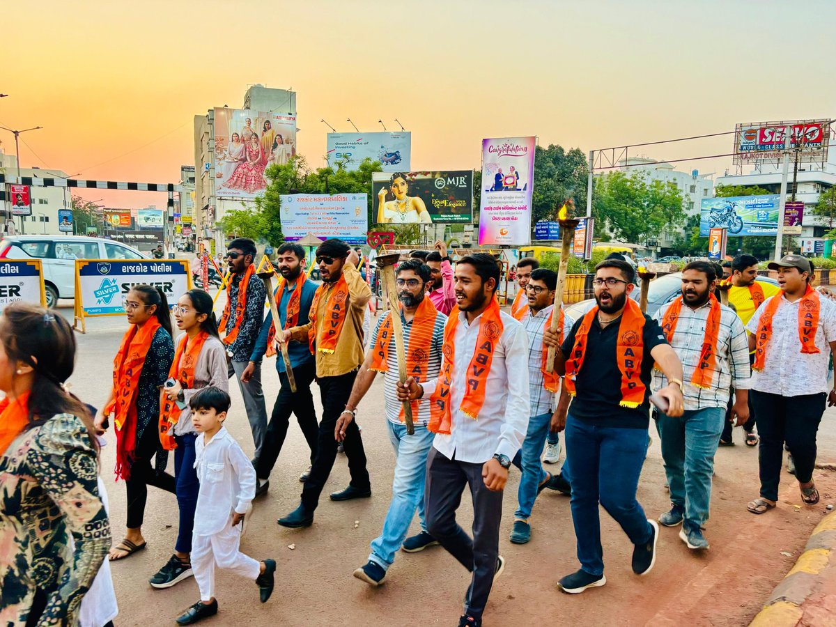 ABVPGujarat's tweet image. #ABVPRajkot દ્વારા શહીદ દિવસ નિમિત્તે મશાલ યાત્રાનું  આયોજન કરવામાં આવ્યું.

#ShaheedDiwas #ABVPGujarat