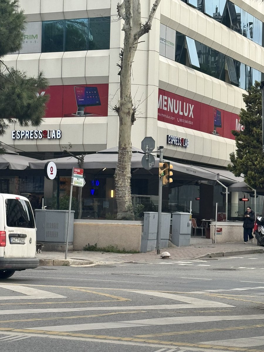xhaber_'s tweet photo. Boykot çağrılarının ardından Bağdat Caddesi’nde yoğun ilgi gören bir kahve dükkanına kimsenin gitmediği görüldü. https://t.co/TuHbqgfqzW