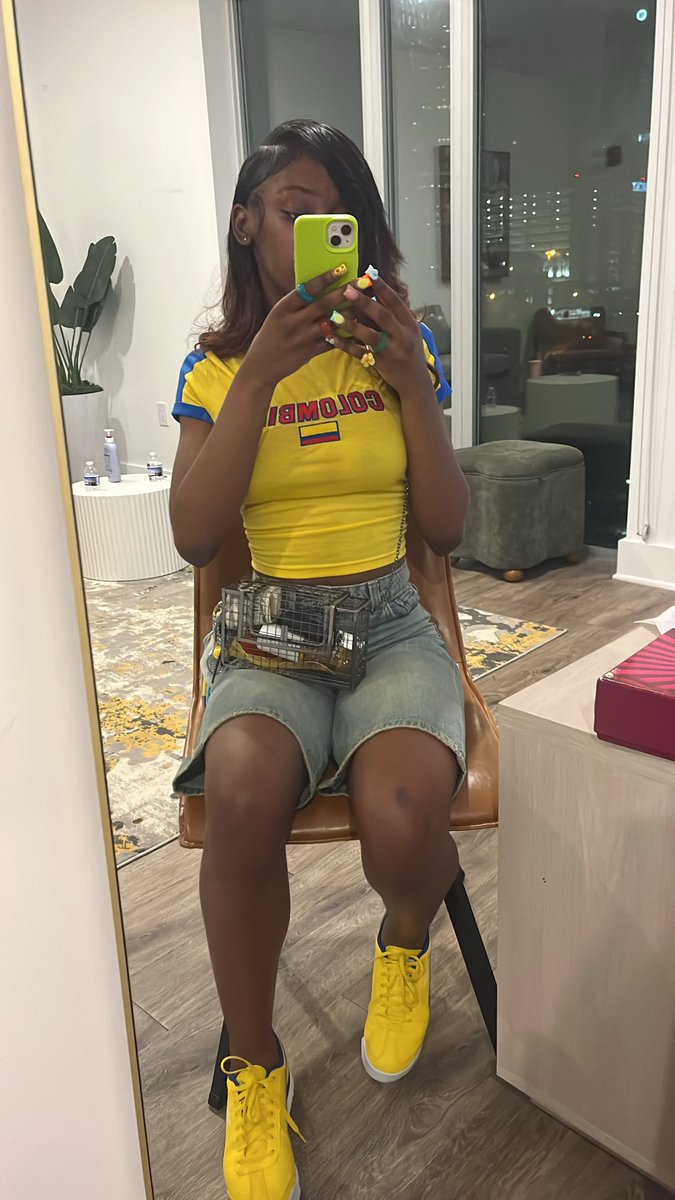 meanwhile I look fly ass shit while unhappy hoes hating!!