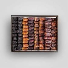 سر من أسرار التمر :

التمر يحتوي على هرمون طبيعي شبيه بالأوكسيتوسين
وهو نفس الهرمون الذي يُفرز أثناء الولادة ويُساعد على تحفيز انقباضات الرحم، لذلك فإن تناول التمر، وخاصة في المراحل الأخيرة من الحمل، يساعد على تسهيل عملية الولادة الطبيعية.

لكن الأهم من ذلك، أن هذا الهرمون