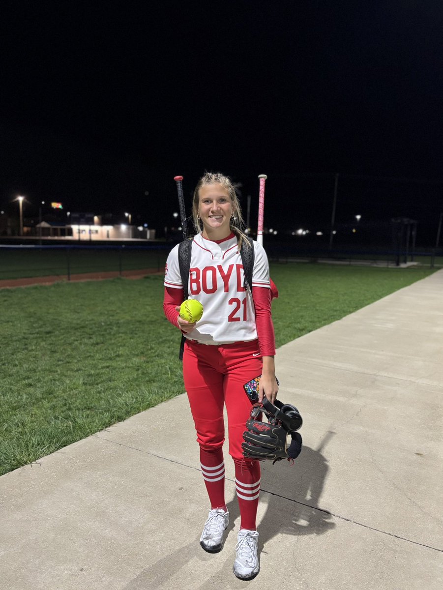 ElynSimpkins's tweet photo. First freshman no doubter 💣💣

@Bolts2028 @ExtraInningSB @LineDsoftball @coachjb_18 @mzerkleee @jjpower19 @KatieRepole @CoachZack21 @Maddie_Holub @prstaggs 
@KateMalveaux https://t.co/uAc54VPddo