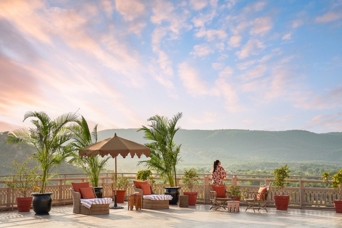 FairmontJaipur's tweet image. Awaken to the gentle chorus of birdsong and sweeping vistas of the Aravallis from your private terrace. Let nature’s quiet grandeur inspire the rhythm of your day.​

Create lasting memories - book your Fairmont experience today.​​

#FairmontHotels #FairmontJaipur #StayIconic