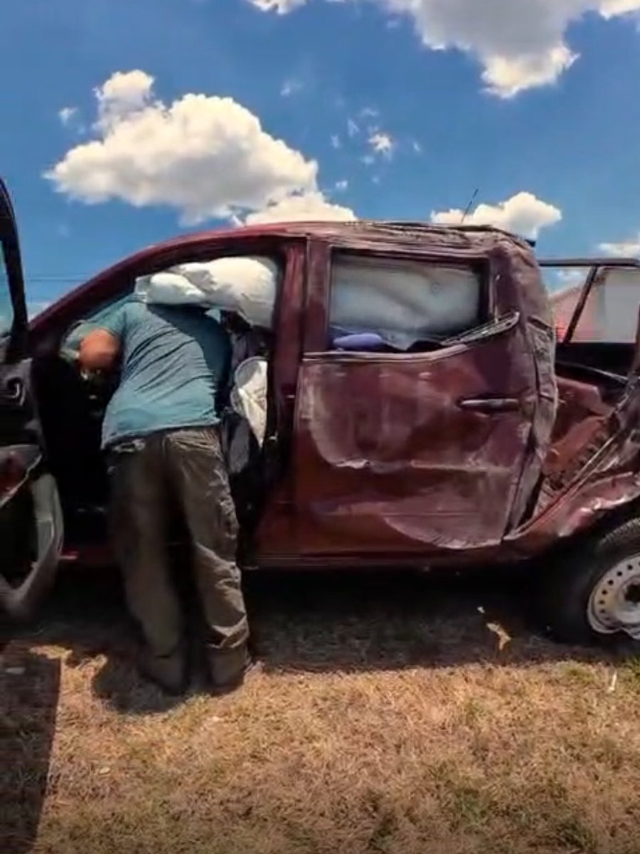 soymj17's tweet image. Cuantos vehículos del Estado han destruido estos animales por actuar de forma imprudente?
Atropella a la señora y no se preocupa por ver el estado de la misma
Van niños en ese carro!
Que hace el vehículo ENEE-2024-1195 en esa ruta y quien lo conduce?
@MP_Honduras pilas!