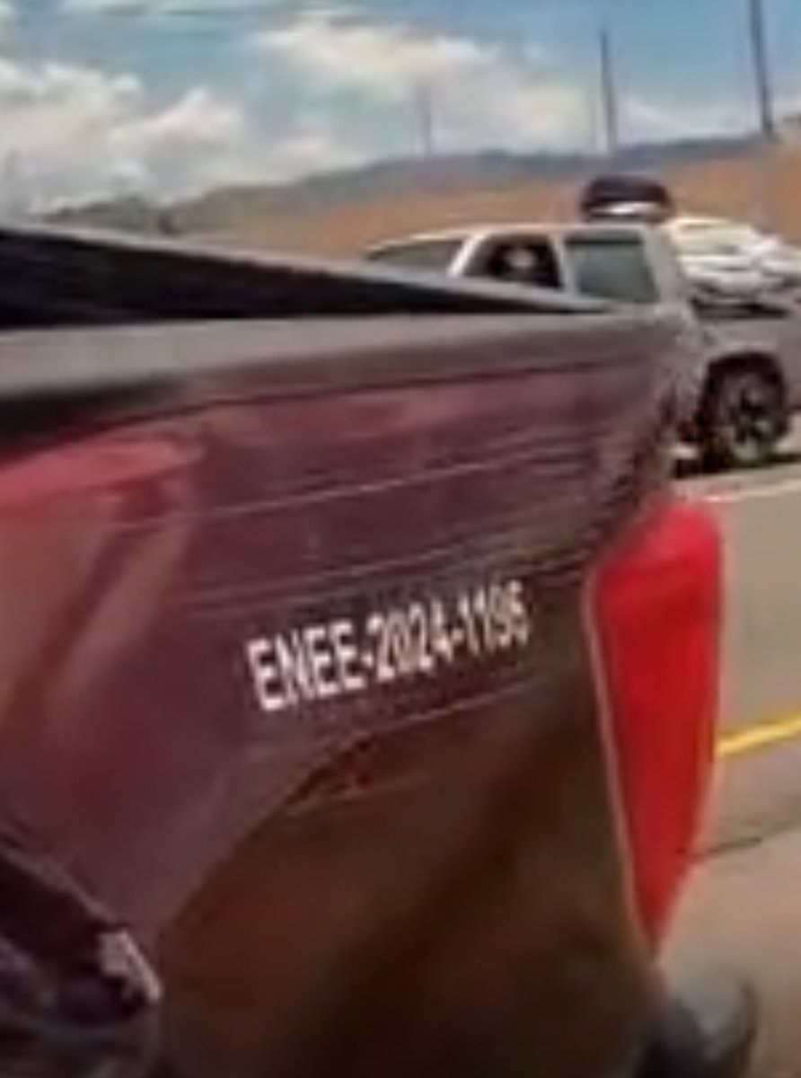 soymj17's tweet image. Cuantos vehículos del Estado han destruido estos animales por actuar de forma imprudente?
Atropella a la señora y no se preocupa por ver el estado de la misma
Van niños en ese carro!
Que hace el vehículo ENEE-2024-1195 en esa ruta y quien lo conduce?
@MP_Honduras pilas!