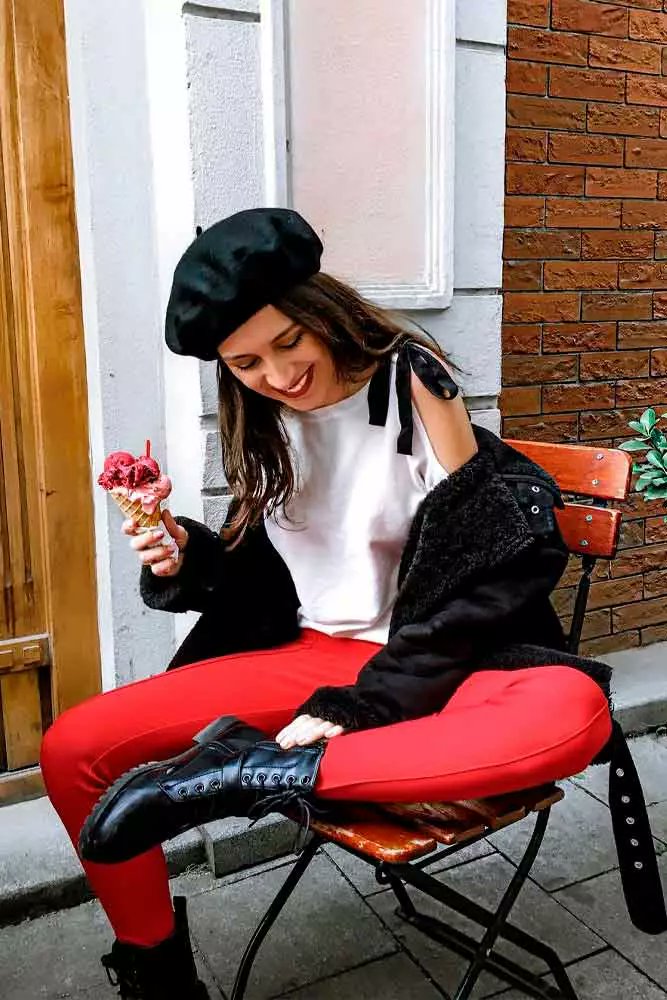 AllynElsie94551's tweet photo. The beret is back & bolder than ever! Style it tilted for Parisian chic or paired with leather for edge. A timeless accent for any outfit. #BeretStyle #FrenchChic #FashionIcon https://t.co/Xp6E9tuJhm