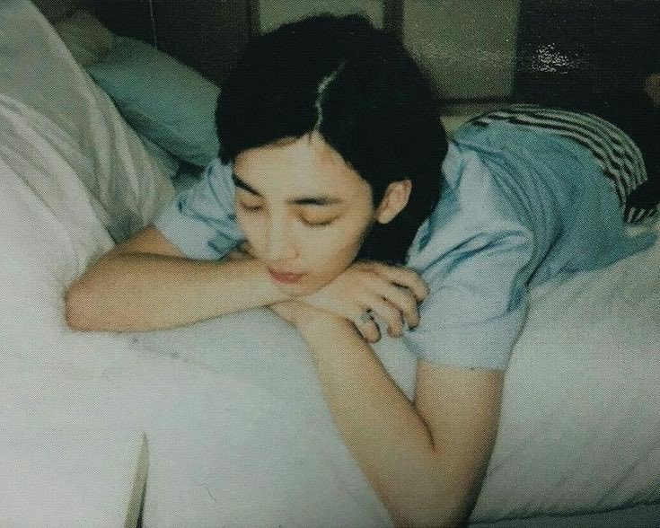 hanchowi's tweet image. hiraya
– a #jeongcheol au

hiraya is a famous pinoy band of six members. what the fans don't know is they used to be a group of seven with an unsolved past