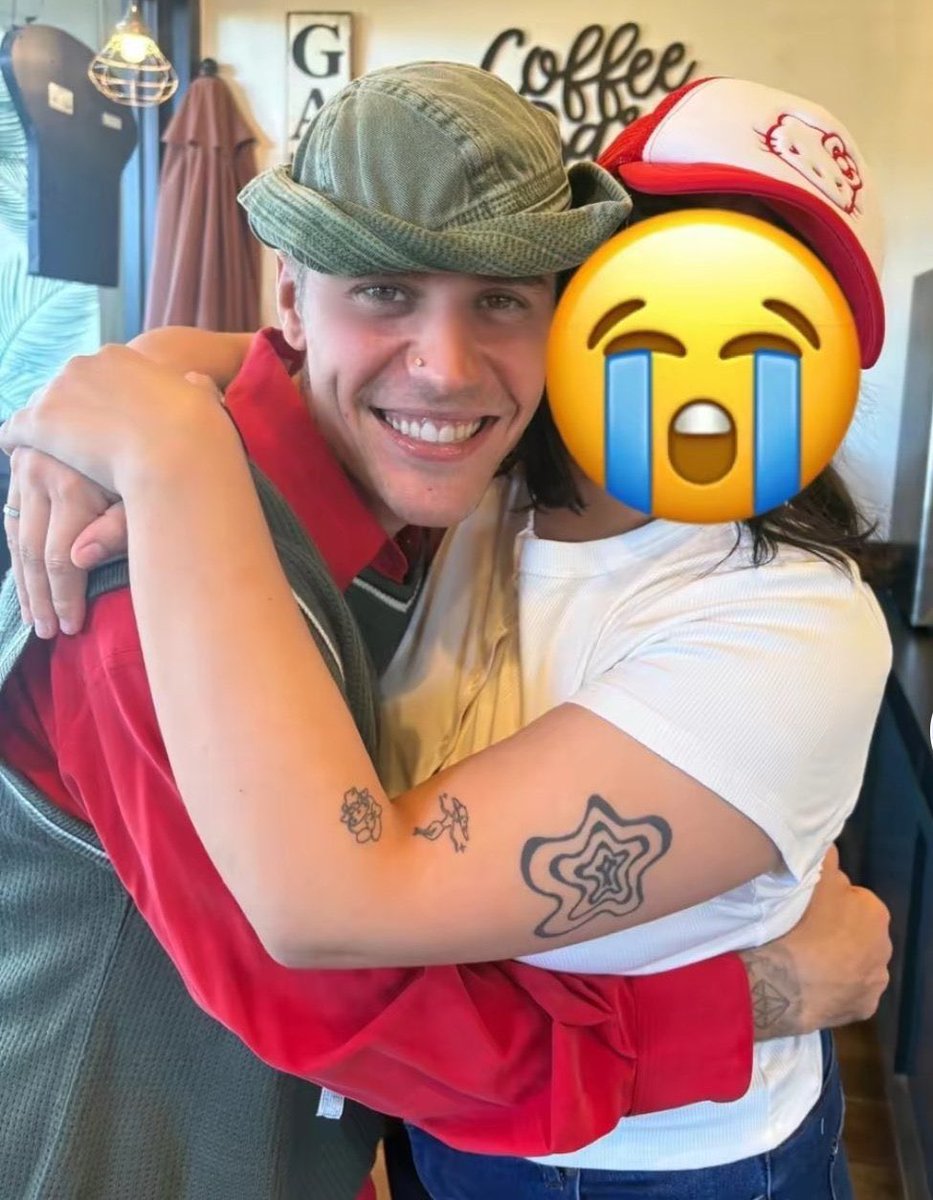 justinbieberbr's tweet image. Justin Bieber com fãs hoje, na Califórnia.

Uma delas o descreveu como doce, divertido e pé no chão, além de ter afirmado que ele claramente ama os seus fãs! 🥹