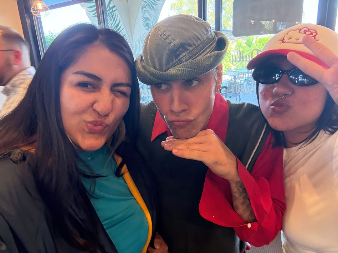 justinbieberbr's tweet image. Justin Bieber com fãs hoje, na Califórnia.

Uma delas o descreveu como doce, divertido e pé no chão, além de ter afirmado que ele claramente ama os seus fãs! 🥹