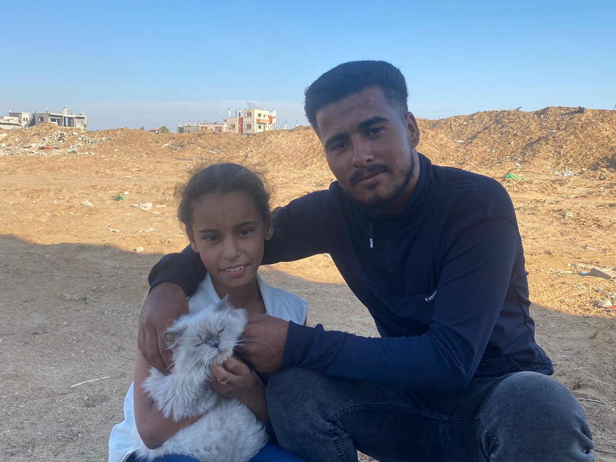 dk841_rf's tweet photo. 🆘
Ahmed @ZYzEa3JdqcjOphM とSamah @C7O5g0kxTph0oGM 兄妹の避難費用がまだまだ足りていません。
今朝も近所が爆撃を受けている動画(見るたびにに聞くたびに心臓をつかまれるような気がする)が送られてきました。
そんな中で、生まれた子猫と母猫を心配をし、亡くなった��猫を丁重に弔っている人たちです。
人も猫も無事に避難できるよう、どうか🙏