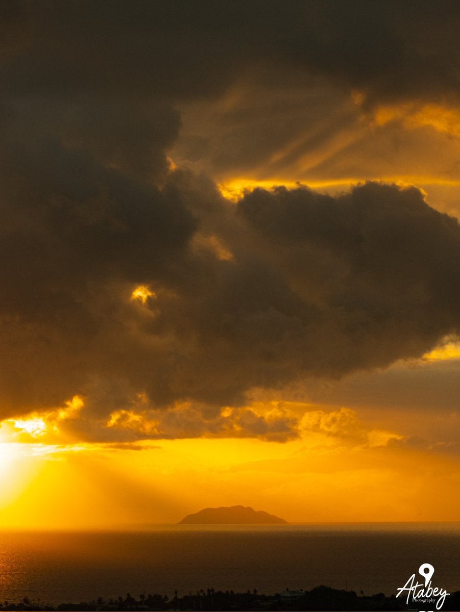 Otro hermoso atardecer. 🧡

📍 Las 3D Sunset Apartments
🇵🇷 Rincón, P.R. 🇵🇷

Dale "❤️" y comparte 🔃 con tus amistades y familiares. | Sígueme en Facebook, Instagram, Threads y X como @atabeyphotog. | ♻️ Cuida el medioambiente y llévate tu basura. 🚯