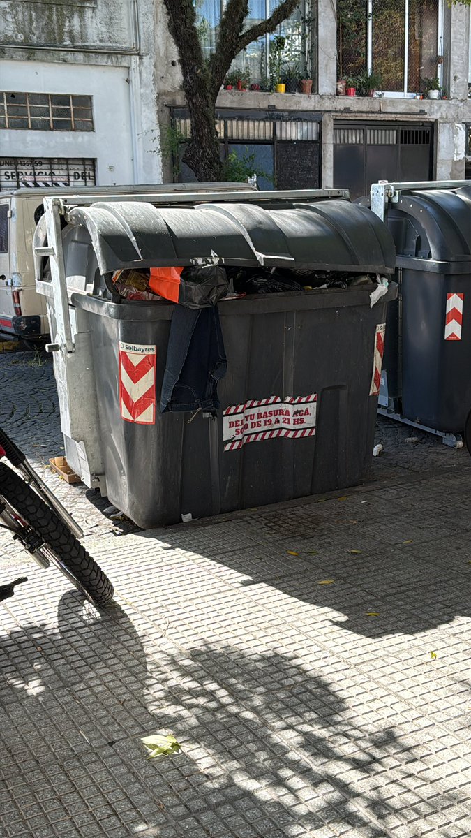 magagk's tweet photo. @BA147 @jorgemacri @slospennato ya hice el reclamo varias veces y el contenedor sigue ahí lleno de basura, olor y ratas. Hermoso el contenedor nuevo, pero si no retiran el viejo no sirve de nada. La foto es del
Domingo…hoy está peor.. https://t.co/g0Eq0uVdzv