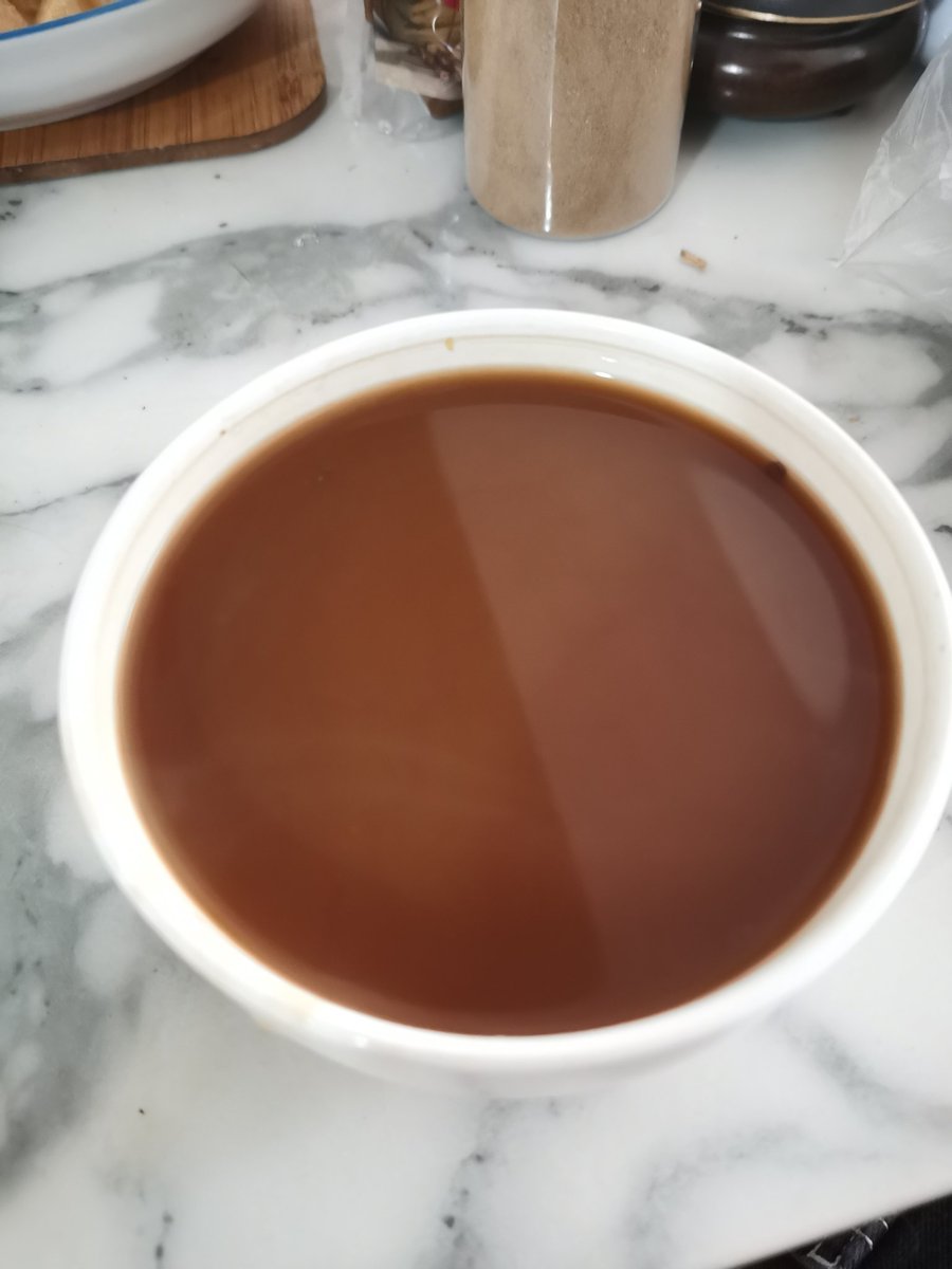 想起了小时候，生病喝中药时，我因为药太苦哭哭唧唧不肯喝，我爸拿着棍子站在旁边，不喝就要挨打的场景。这次的药跟小时候的一样苦，现在我真的想喊，救命啊😭