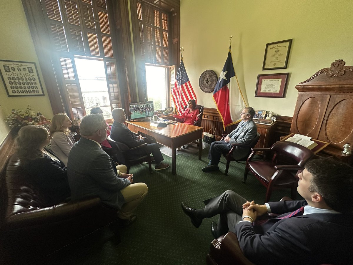 AngelaPaxtonTX's tweet photo. Thank you to everyone who traveled in from the City of Anna for Collin County Days at the Texas Capitol. It was so nice to get to visit with you, and thank you for all you do for our community!

#CollinCountyDays #AnnaTX https://t.co/JQgkSqSQ21