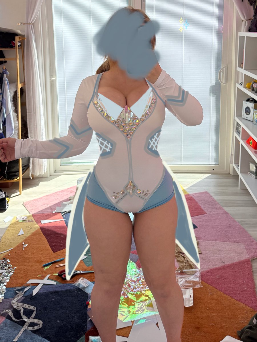 emma frost cosplay (real) (not clickbait) (not photoshop) https://t.co/FSPGax1IVW