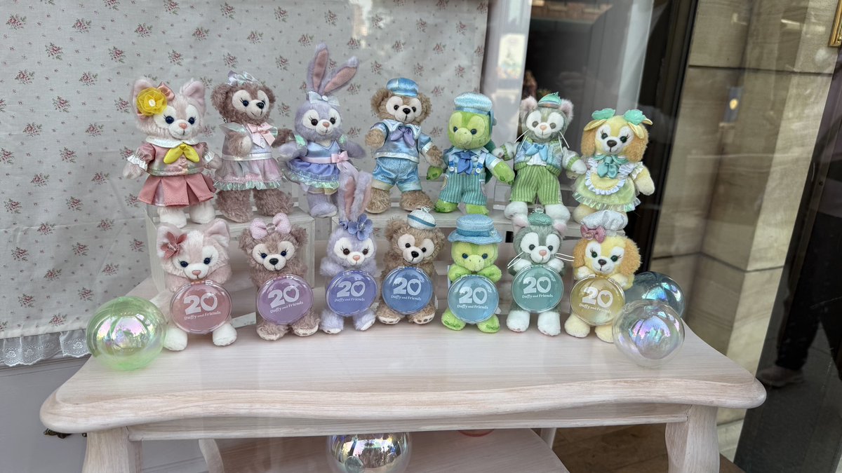 mtland77's tweet photo. ダッフィークッション思ったより大きい！ぬいバ、ぬいチヤ、大きさ比較です！

#TDR__now  #tdr_now https://t.co/UMUwrvBOw9