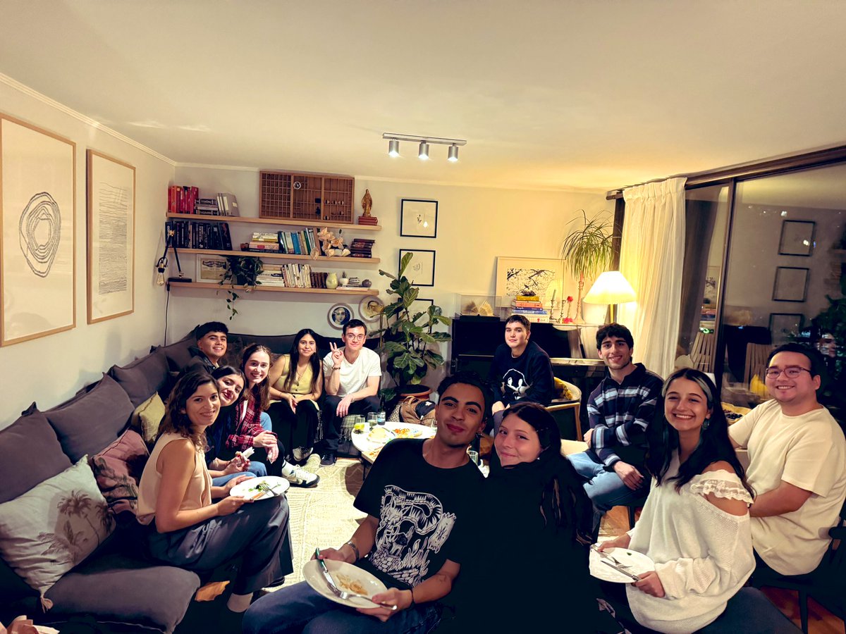 Catalina Medel (@cmedellu) on Twitter photo Iniciando el año 2025 (con mucha pizza y ganas!) con nuestros ayudantes en <a href="/derechouchile/">Facultad de Derecho</a> Iniciando el año 2025 (con mucha pizza y ganas!) con nuestros ayudantes en <a href="/derechouchile/">Facultad de Derecho</a>
