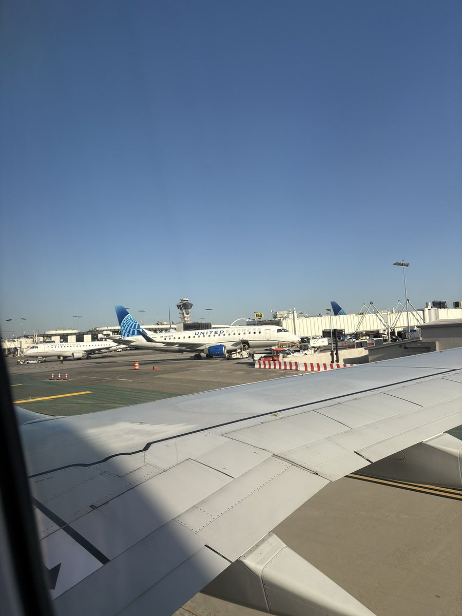 First time into LAX this morning, and man oh man the views were incredible! ❤️