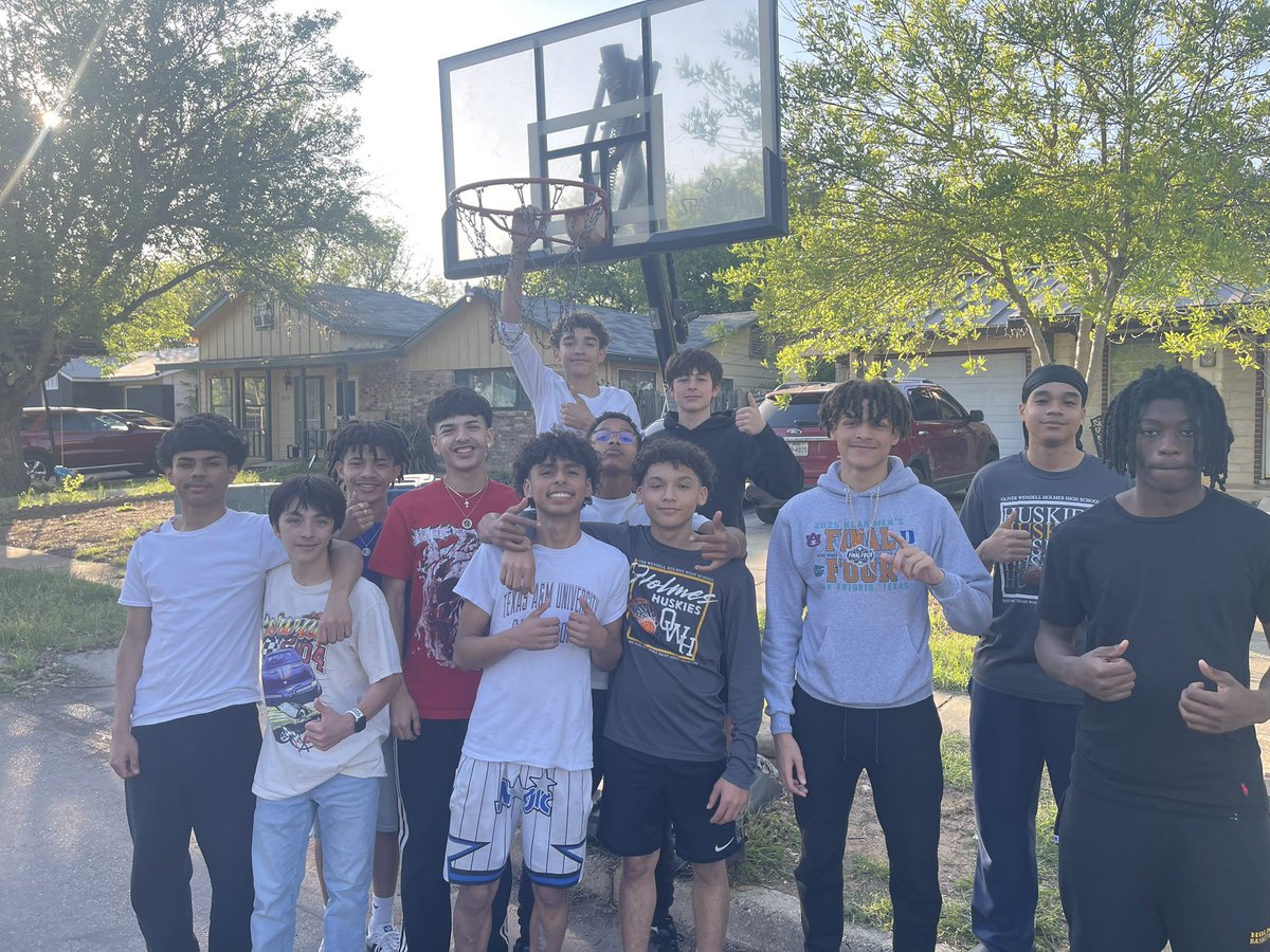 CoachVargas1's tweet image. HUSKY watch party for the National Championship! Who you got?!?