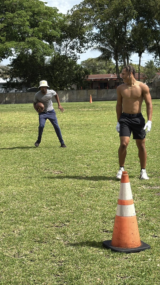 hudson_h3's tweet image. Good work with goldfeet_jo @GoldFeetFormula @GoldFeetGlobal #Grinding #working #ballout #CO2026 #seniorszn @Coach_Magana @CoachModkins @CoachKerryCooks @EddieWhitley37 @CoachAndrePope @CoachKenion @On3Recruits @JerryRecruiting @Nadeboyz @DWalls2ND