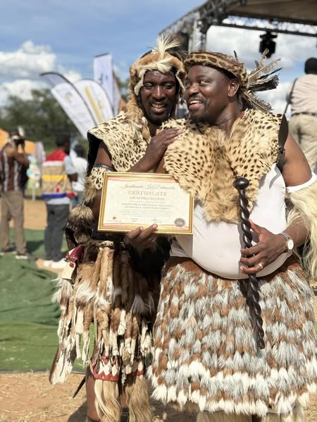 ZoomBulawayo. (@bulawayozoom) on Twitter photo Celebrating the vibrant spirit of our culture, <a href="/MadlelaDlelas/">Madlela Skhobokhobo</a> was honoured at #ImiklomelokaDakamela. This comedic character beautifully embodies the rich traditions of #Nkayi. A true testament to the power of storytelling, Madlela resonates with audiences far & wide <a href="/SkyzMetroFM/">Skyz Metro FM</a> Celebrating the vibrant spirit of our culture, <a href="/MadlelaDlelas/">Madlela Skhobokhobo</a> was honoured at #ImiklomelokaDakamela. This comedic character beautifully embodies the rich traditions of #Nkayi. A true testament to the power of storytelling, Madlela resonates with audiences far & wide <a href="/SkyzMetroFM/">Skyz Metro FM</a>