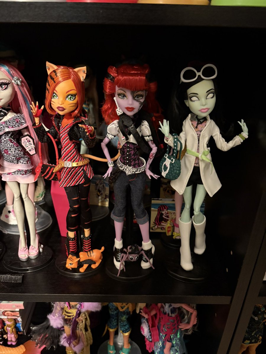 punkhrt's tweet image. got a grail doll today & opened my creeproductions, just wanted to show lol I still need to do creepros hair 😭😭😭