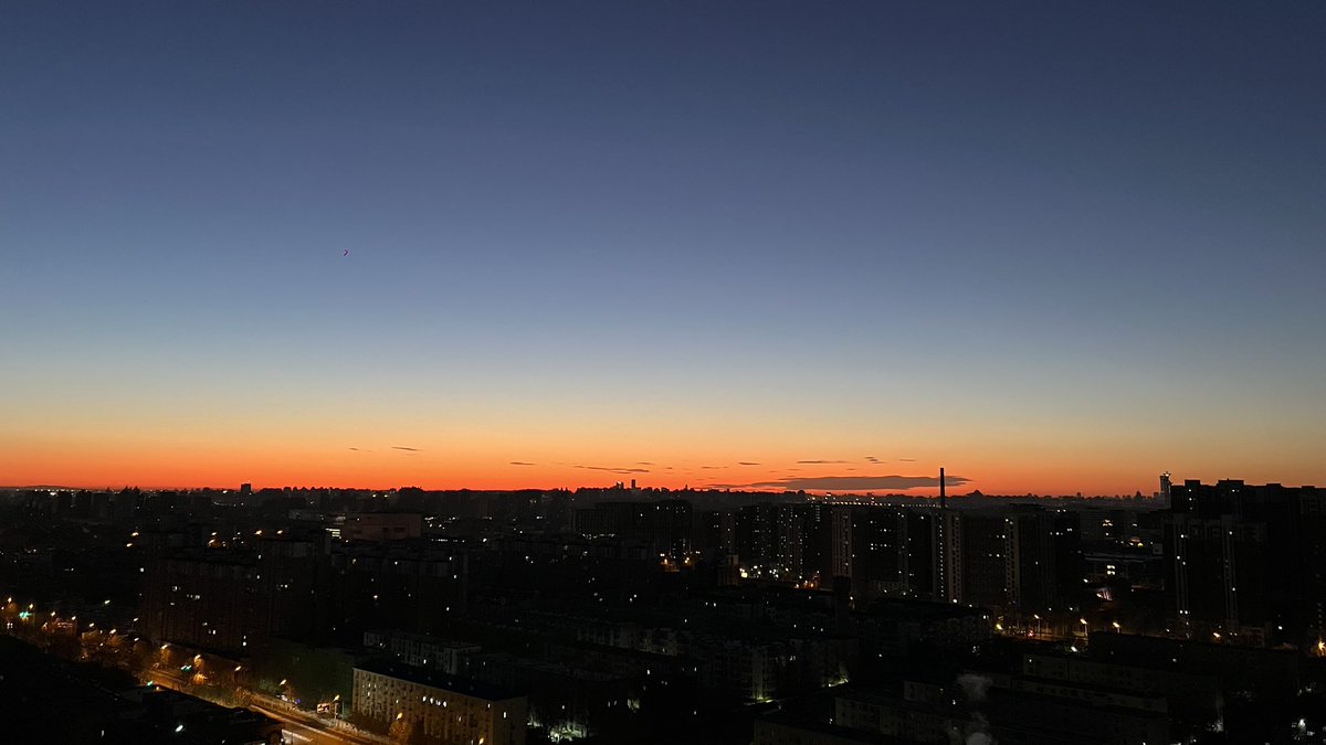 清明节放假晚上十点半就睡了，一到上班就进入了晚上不想睡，早上不想起的状态。
凌晨4点睡，今早6点被尿憋醒，以后在熬夜就是🐶。
不过早起在阳台看到了今日的“晨昏线”。