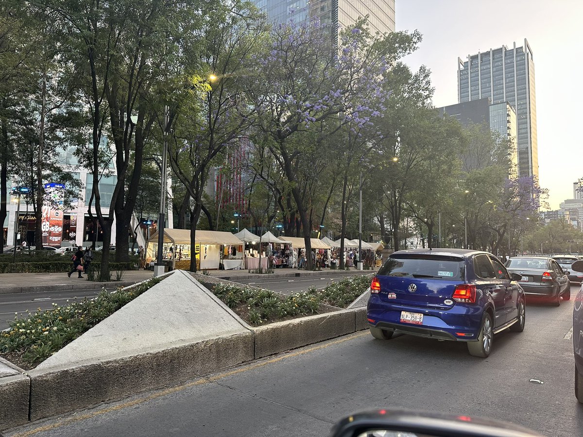 anapatam_mx's tweet photo. Desde que llegó la 4T como que se normalizó la pobreza, el desorden y la mugre.
Puestos ambulantes sobre paseo de la Reforma , la principal avenida de la CDMX. https://t.co/rAvomnwRCF
