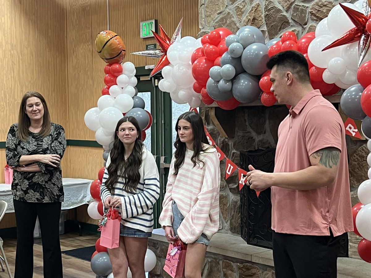 Thanks to our boosters and families for putting together another great banquet! Huge thanks to our seniors for leaving an incredible legacy in our program. The sky’s the limit for you 4 and we can’t wait to see what you accomplish! To our underclassmen, let’s keep building!! 🖊️