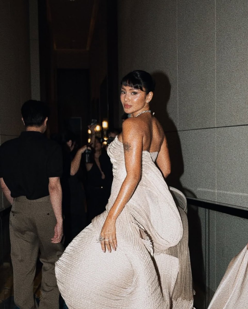 psngayondigital's tweet photo. SHE IS THE MOMENT ✨ 

Aktres na si Nadine Lustre, nag-post ng photos mula sa kanyang naging preparation para sa ABS-CBN Ball 2025.

(Instagram/nadine) https://t.co/kZc1DCcLGZ