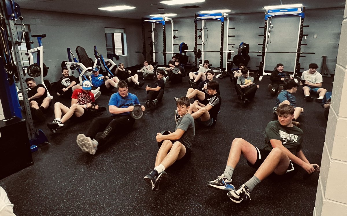 A great start to the week this morning in the weight room! Staying hungry and focused! #EAT #TheHunt