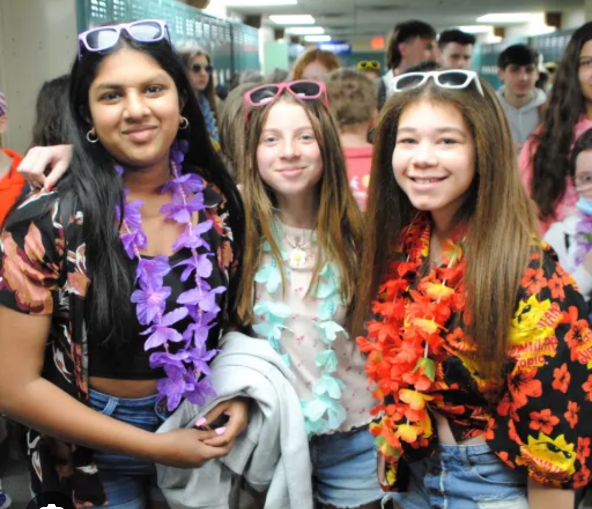 School Spirit Week

Tuesday - tropical day
Martes - día tropical 

<a href="/FallsChurchHS/">Falls Church HS</a>