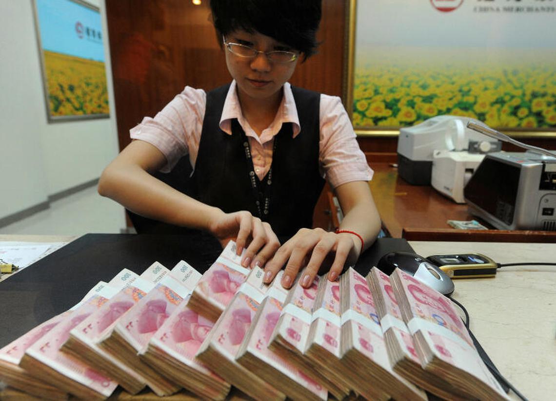 美国对中国加征新一轮关税后，中国央行连续两个交易日大幅调弱人民币兑美元中间价，在岸人民币兑美元汇率跌至两个半月低点，市场对人民币 贬值的预期水涨船高。但分析师指出，人民币快速贬值对中国弊大于利，官方将尽力维持人民币汇率稳定。 #关税#人民币https://t.co ...