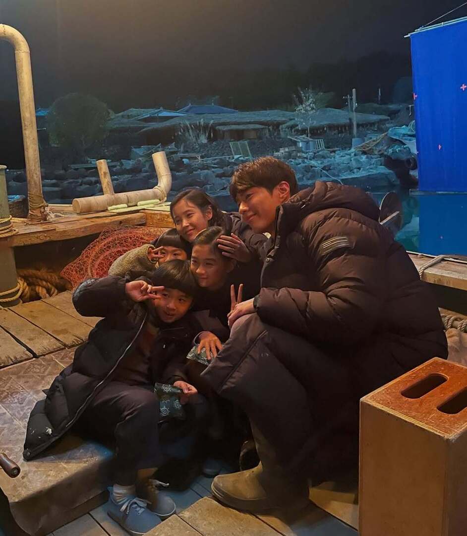 kdrama_menfess's tweet photo. •kdm• 🔥 when life gives you tangerines 🔥

aku baru tau kalo nama anak2nya aesun-gwansik itu artinya:
gold (geum)
silver (eun)
bronze (dong)

mungkin gwansik ga bisa jadi atlit, tapi dia punya sesuatu yg jauh lebih berharga dari piala2 yg seharusnya bisa dia dapatkan🥺🥺 https://t.co/kBhsnFIu9h