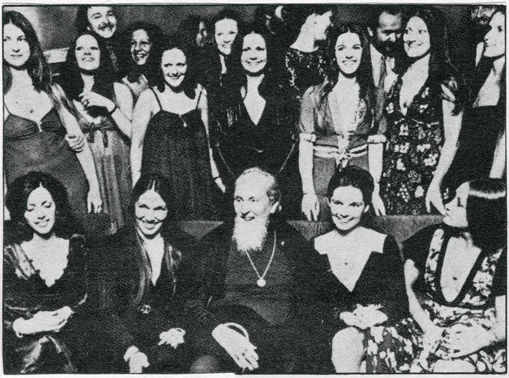 "Cinta, Seks, dan Neraka: Kengerian di Balik Senyuman Children of God"

Di tahun 70-an, mereka tampak seperti komunitas hippie penuh cinta. Tersenyum, menyanyikan lagu rohani, dan bicara soal Tuhan.

Tapi di balik pelukan itu, ada mimpi buruk.
Anak-anak mengalami kekerasan