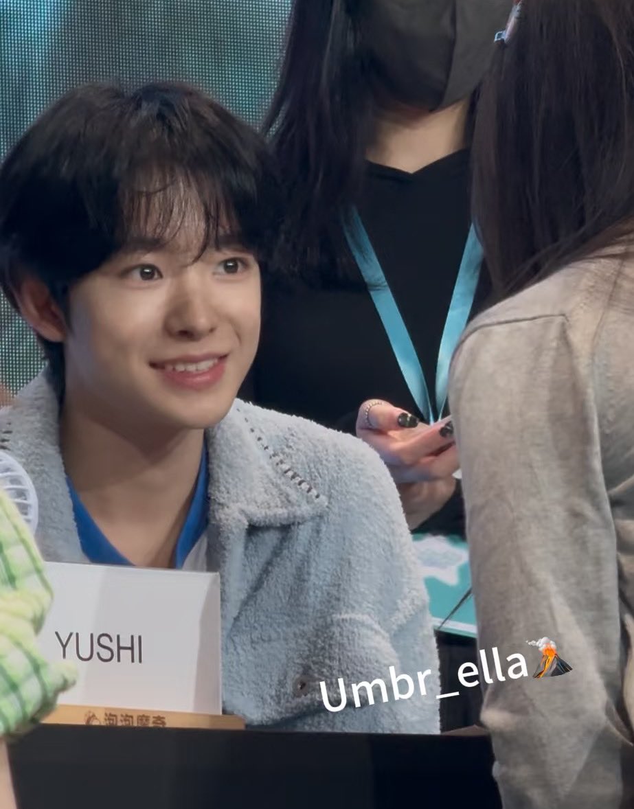 역시 개냥스킬
저 눈 보면 안됨
모든걸 갖다 바치고싶게 됨
장화신은 유우시