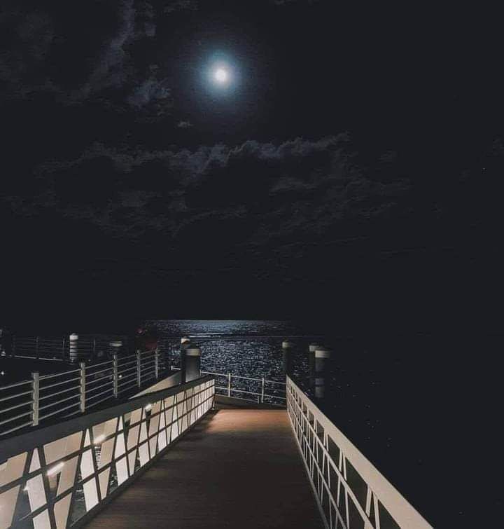 ماني بخيل شعور لكني قنوع 
اعطي عباد الله بـ قد افعالها