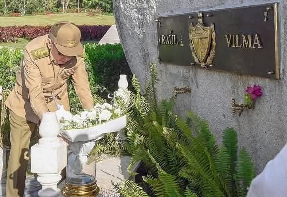 Un amor fraguado al calor de la lucha, leal, tierno y eterno. Por siempre #VilmaYRaul. <a href="/DiazCanelB/">Miguel Díaz-Canel Bermúdez</a> <a href="/DrRobertoMOjeda/">Dr. Roberto Morales Ojeda</a> <a href="/MMarreroCruz/">Manuel Marrero Cruz</a> <a href="/EdMartDiaz/">Eduardo Martínez Díaz</a> <a href="/PartidoPCC/">Partido Comunista de Cuba</a> <a href="/AsambleaCuba/">Asamblea Nacional Cuba</a> <a href="/PresidenciaCuba/">Presidencia Cuba 🇨🇺</a> .