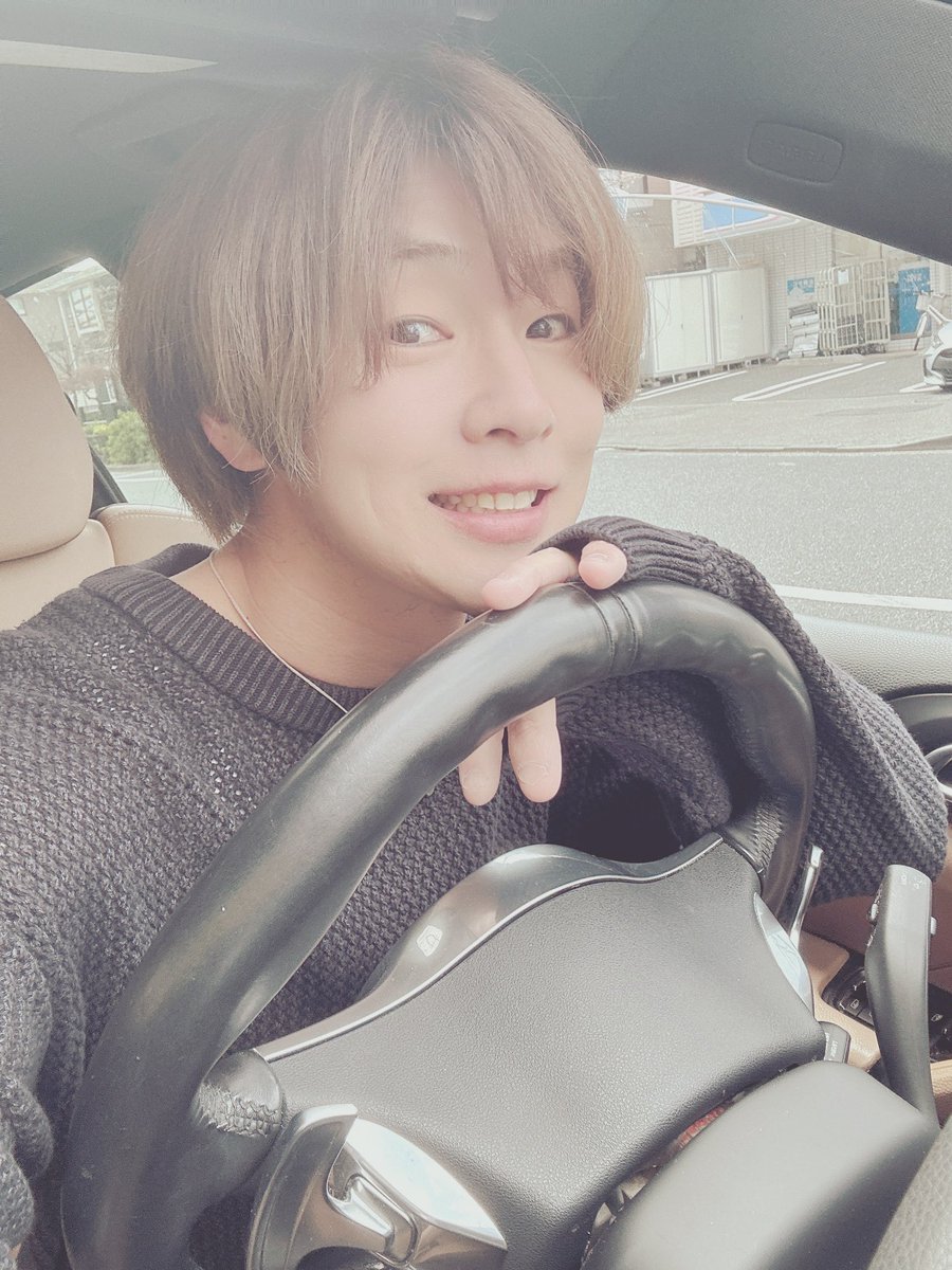 yutoadachi's tweet photo. 安達、春仕様に髪をばっさり切りまして少し幼くなりましたのです。
4月は重大発表が沢山ありますのです。
たぶん伝説になると思いますのです。
車内からは以上ですのです。
ですです。 https://t.co/Tf4vaC2Xxo