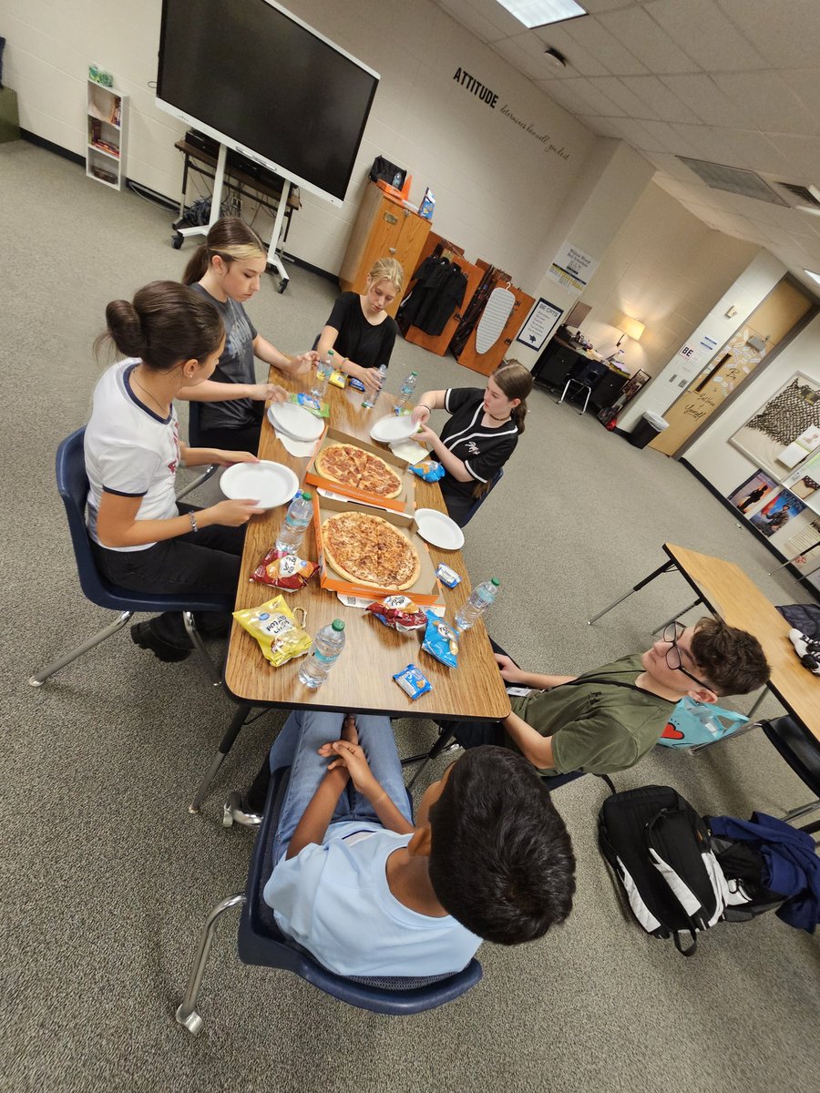 Before we present colors we enjoy a meal 
<a href="/TISDWWJHS/">Willow Wood Junior High</a> #LOTC
