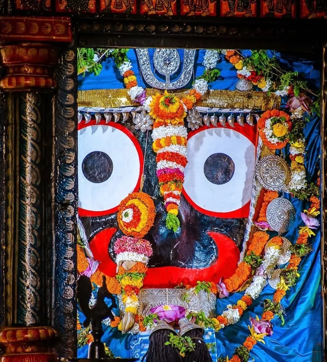 ନିଜ ଭିତରେ ନିଜେ ଘାଣ୍ଟି ହବା ସଂଘର୍ଷ ଆଉ 
ଅନ୍ୟ ସହିତ ଲାଗିବା, ସମୟ ର ଅପଚୟ 
ଆଉ କିଛି ବି କେବେ ବାହାରେନି ଏ  ସବୁ ର ନିଷ୍କର୍ଷ 
ତେଣୁ ସବୁ ସମୟ 
ଚକାପାଦ ପାଦ ତଳେ ଶରଣ ପୋଷିବାର ଚାଲିଯାଉ
ଏହାହିଁ  ସବୁଠୁ ସୁନ୍ଦର୍  ବିକଳ୍ପ ..✍️
#ହେ_ନାଥ🙏