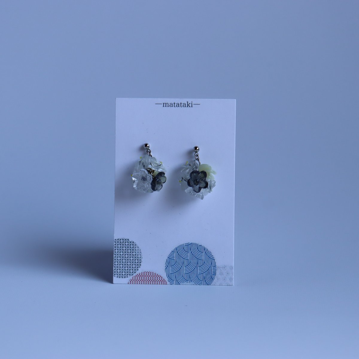 matataki07231's tweet image. 本日販売の作品

”大人色”

大人のためのシックな「花玉」の耳飾り
黒い花がポイントです

17時からBASEにて販売開始させて頂きます
（お店のリンクはプロフィールにございます）

皆様いつもご覧くださり
本当にありがとうございます

#ボタンのmatataki #vintagebutton #ヴィンテージボタン