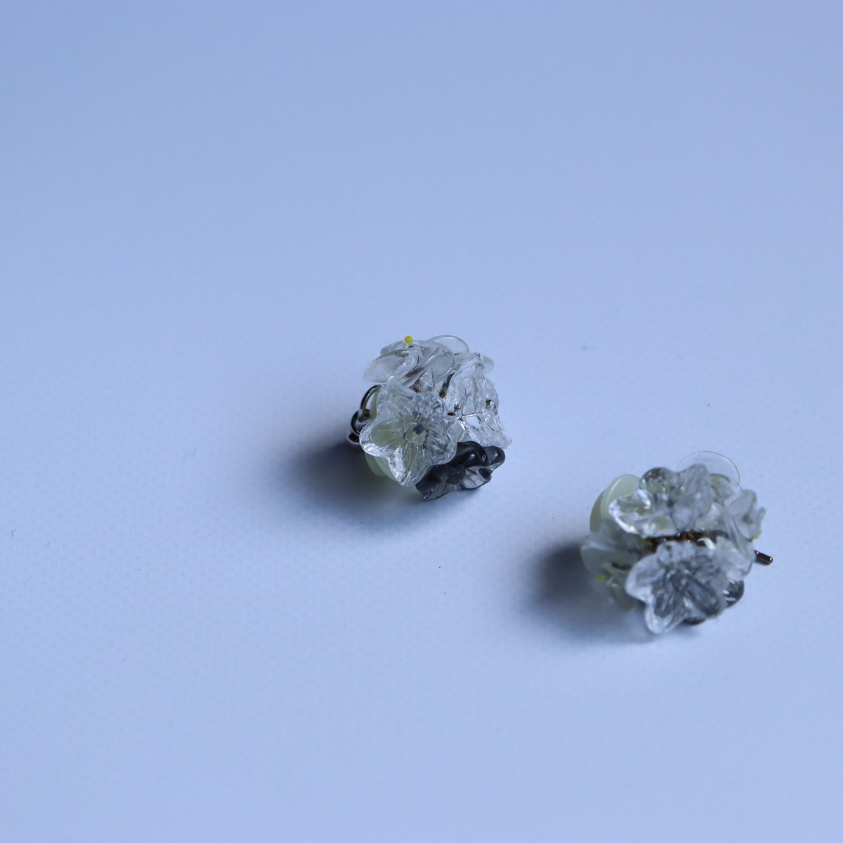 matataki07231's tweet image. 本日販売の作品

”大人色”

大人のためのシックな「花玉」の耳飾り
黒い花がポイントです

17時からBASEにて販売開始させて頂きます
（お店のリンクはプロフィールにございます）

皆様いつもご覧くださり
本当にありがとうございます

#ボタンのmatataki #vintagebutton #ヴィンテージボタン