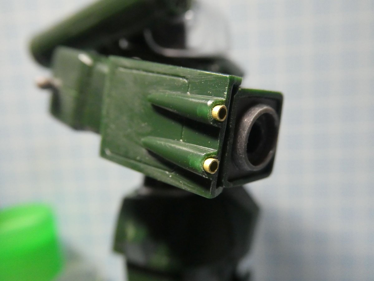 Yuji4096's tweet image. 前腕を被う装甲裏の接着面を少し削って
より前腕と密着するようにしました
装甲の形状も修正してチェーンガンは1.6㎜真鍮パイプ
手首はボールジョイント接続としました
#ソルティック
#ラウンドフェイサー
#ダグラム