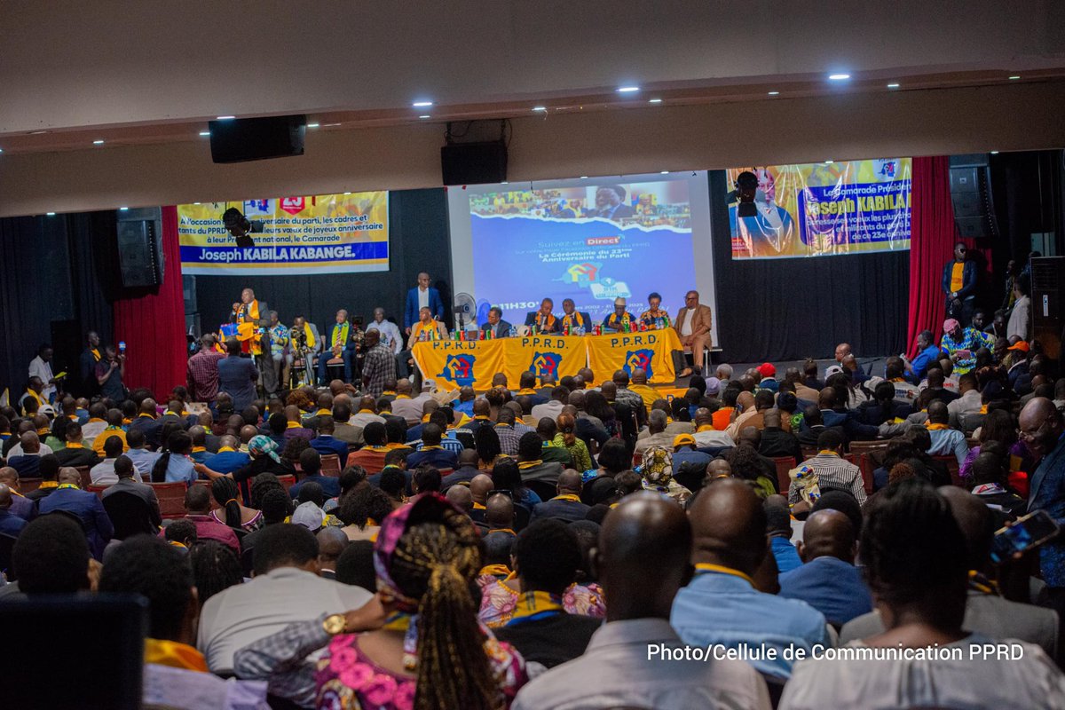 thomas_luhaka's tweet image. #RDC A l&apos;occasion du 23 ème anniversaire du #PPRD, nous membres du bureau politique du #FCC présents à Kinshasa, sommes allés apporter notre soutien à l&apos;aîné de tous les partis politiques du Front Commun pour le Congo.

Bonne journée à vous tous mes amis !
Que Dieu vous bénisse!