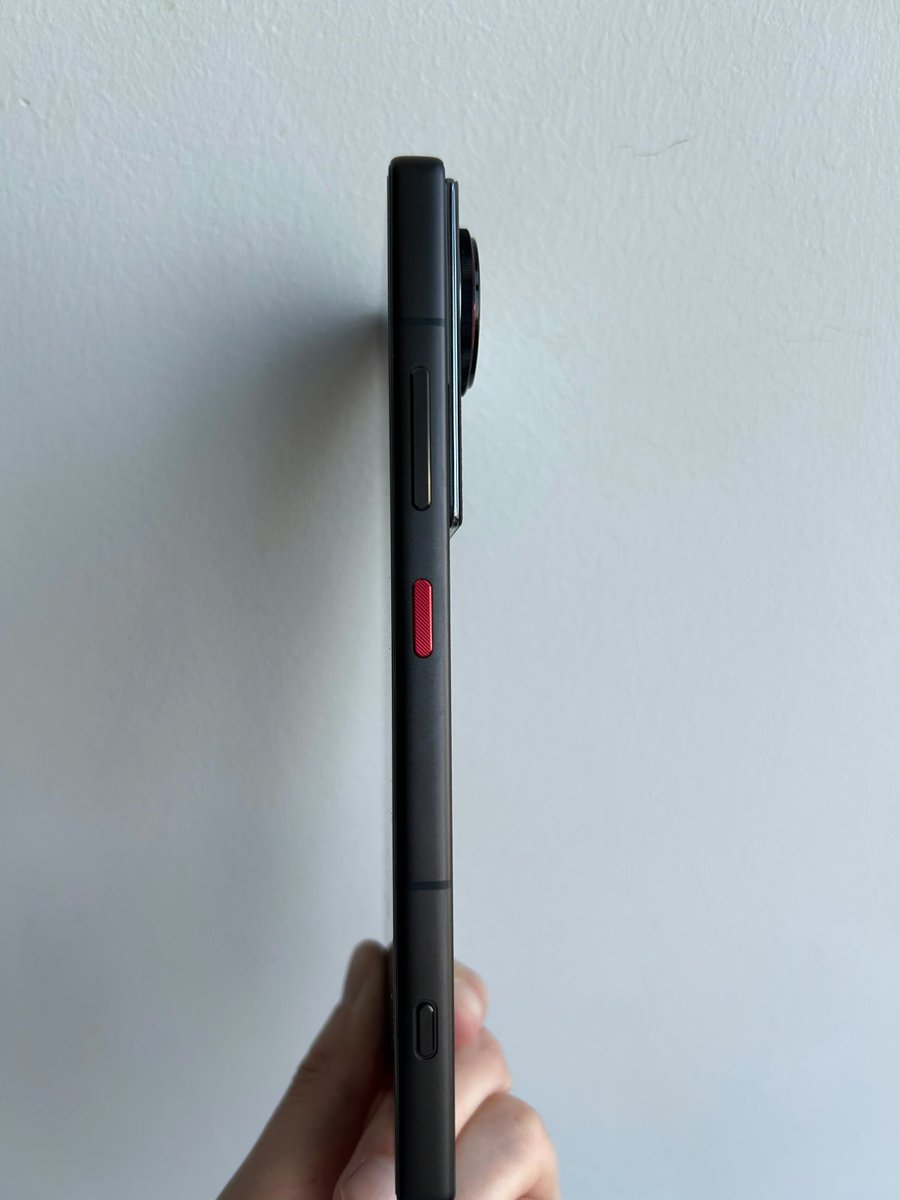 Nubia Z70S Ultra Photographer Edition 
▫️50MP Omnivision 35mm (1/1.3") 
▫️Physical Mechanical Shutter Button
▫️True Full Screen Display 
#Nubia #NubiaZ70SUltra