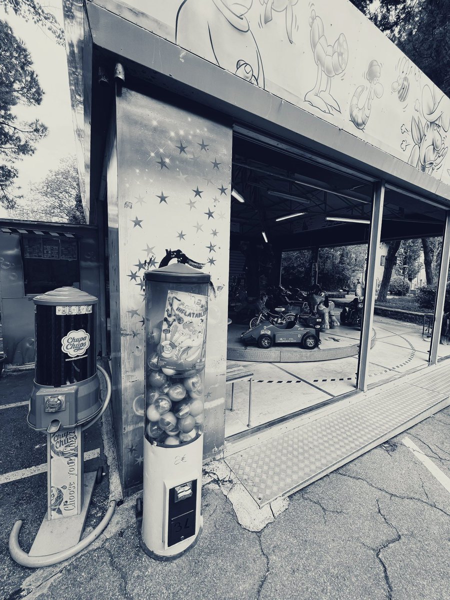 “Ci sono orde di pensieri inutili che vagano,
notturni, silenti, che ingombrano menti e corpi.”